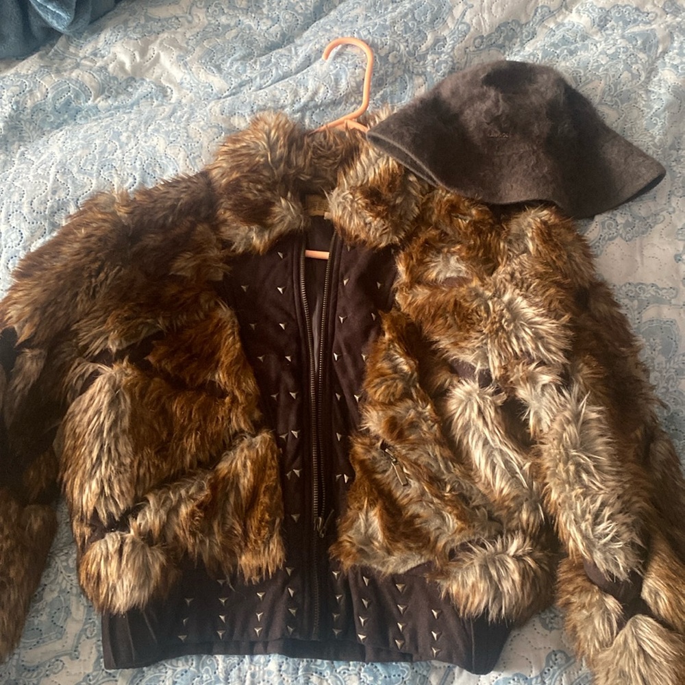 Women’s fur coat sand fur hat selling for 60$